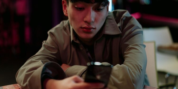 Termos perigosos estão sendo procurados na internet por adolescentes