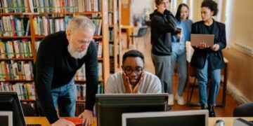 Pesquisas que não existem viram problema real em bibliotecas por causa da IA