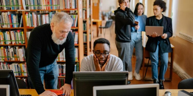 Pesquisas que não existem viram problema real em bibliotecas por causa da IA