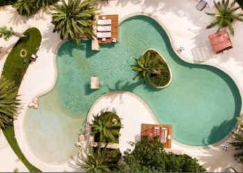 Piscina parecida com praia transforma as casas brasileiras