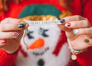 Inspirações de unhas que vão te fazer brilhar no Natal e Ano Novo
