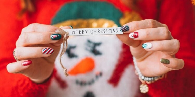 Inspirações de unhas que vão te fazer brilhar no Natal e Ano Novo