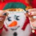 Inspirações de unhas que vão te fazer brilhar no Natal e Ano Novo