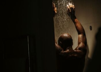 Especialistas explicam por que tomar banho no escuro pode ajudar o seu descanso