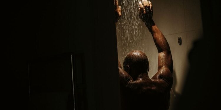 Especialistas explicam por que tomar banho no escuro pode ajudar o seu descanso
