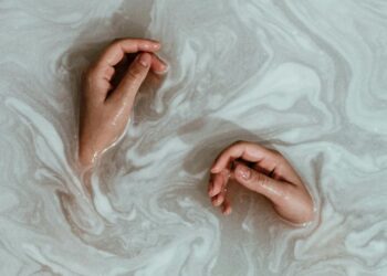 Harmonização de mãos virou tendência nos consultórios para sumir com veias