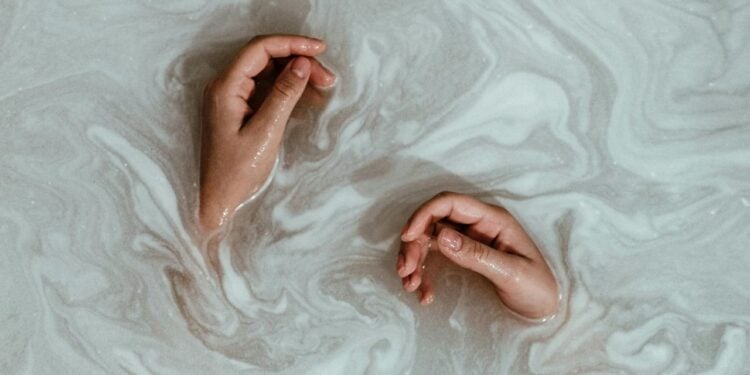 Harmonização de mãos virou tendência nos consultórios para sumir com veias