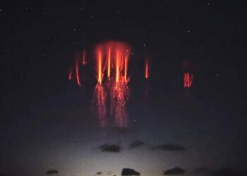 Fenômeno raro no céu exibe luzes vermelhas quase nunca vistas