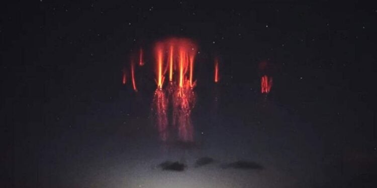 Fenômeno raro no céu exibe luzes vermelhas quase nunca vistas