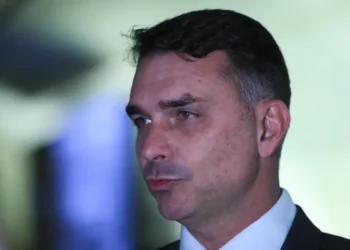 Flávio Bolsonaro se decepciona com pesquisa das eleições 2026 - Imagem: Lula Marques/Agência Brasil