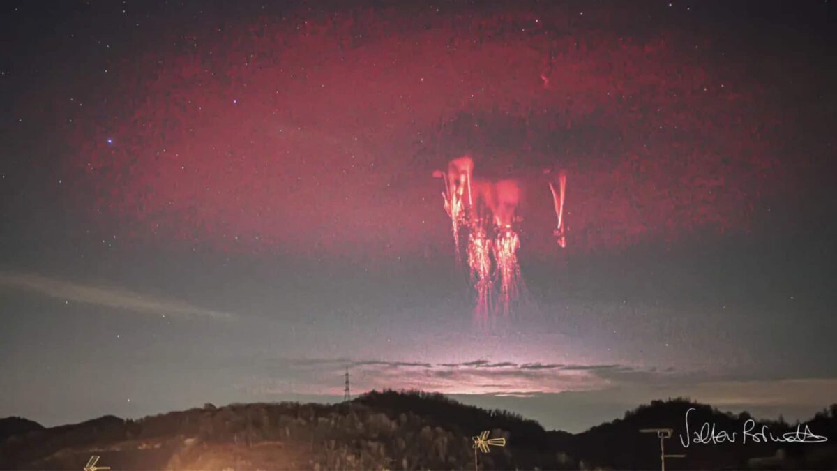 Fenômeno raro no céu exibe luzes vermelhas quase nunca vistas