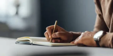 Escrevendo - Reprodução/iStock