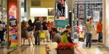 Comércio está irritado com brasileiros que vão na loja física, mas compram online - Imagem: Valter Campanato/Agência Brasil