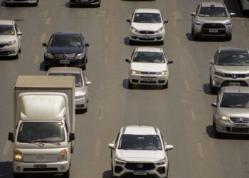 Novas condições de renovação para motoristas com 50 anos ou mais - Imagem: Joédson Alves/Agência Brasil