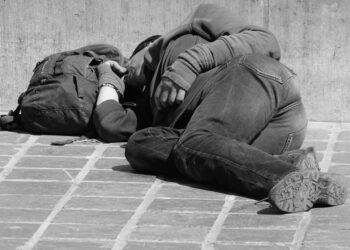 Multa poderá ser aplicada em pessoas que ajudarem moradores de rua