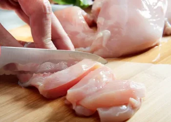 Peito de frango - Reprodução/iStock