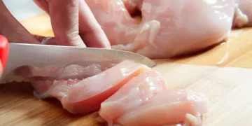 Peito de frango - Reprodução/iStock