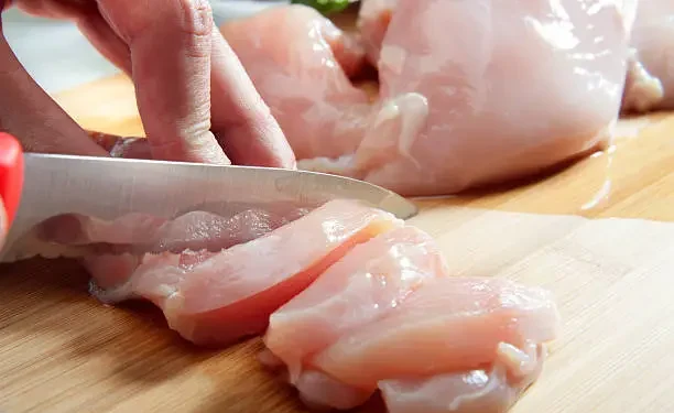 Peito de frango - Reprodução/iStock