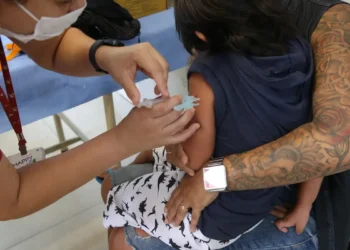 Pai implora vacinação de crianças após ver filha em coma por falta de imunizante - Imagem: Valter Campanato/Agência Brasil