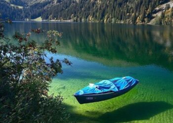 Cidade tem lago que ninguém pode pisar sem lavar antes