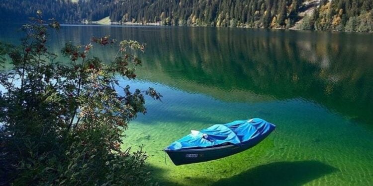 Cidade tem lago que ninguém pode pisar sem lavar antes