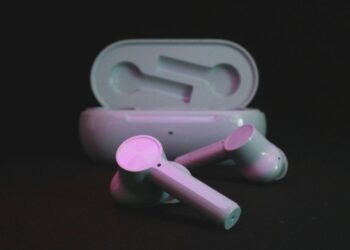 Uso diário de fones sem fio levanta alerta entre especialistas