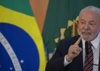 Lula dá canetada e proíbe descontos automáticos para aposentados