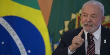 Lula dá canetada e proíbe descontos automáticos para aposentados