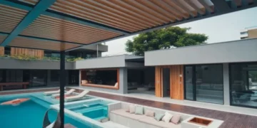 Paolla Oliveira tem mansão enorme com muita natureza e arte - Imagem: Reprodução/Youtube Casa Vogue Brasil