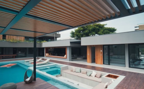 Paolla Oliveira tem mansão enorme com muita natureza e arte - Imagem: Reprodução/Youtube Casa Vogue Brasil