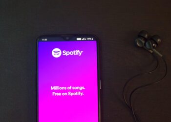 Spotify irrita usuários ao aprovar várias músicas feitas por IA - Imagem: Pixabay