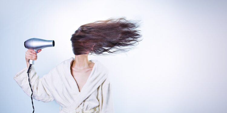 Existe uma frequência ideal para lavar o cabelo e você deve fazer errado - Imagem: Pixabay