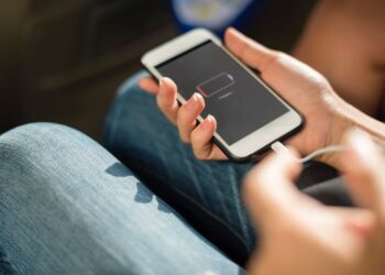 Especialistas respondem se o carregador na tomada pode gastar energia - Imagem: Pixabay