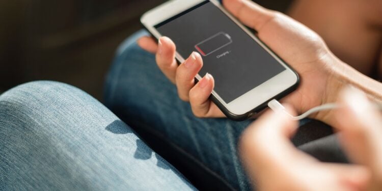 Especialistas respondem se o carregador na tomada pode gastar energia - Imagem: Pixabay