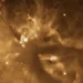 Protoestrela brilhante à esquerda está localizada dentro das Nuvens Moleculares de Órion • NASA, ESA e T. Megeath (Universidade de Toledo)