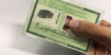 Brasileiros com identidade antiga precisam saber da nova obrigação - Imagem: Agência Brasil