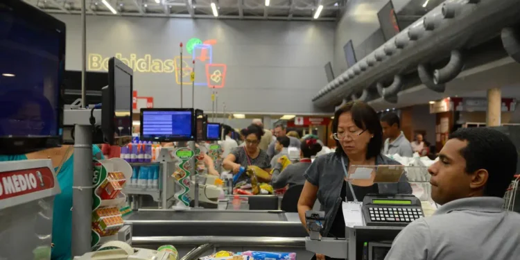 Idosos com 60, 63, 65 anos ou mais têm direito a economia em supermercado - Imagem: Tânia Rêgo/Agência Brasil