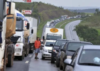 CNH pode levar multa pesada por andar sem 2 documentos exigidos pelo Detran - Imagem: Agência Brasil