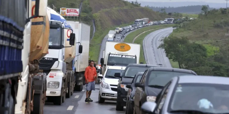 CNH pode levar multa pesada por andar sem 2 documentos exigidos pelo Detran - Imagem: Agência Brasil