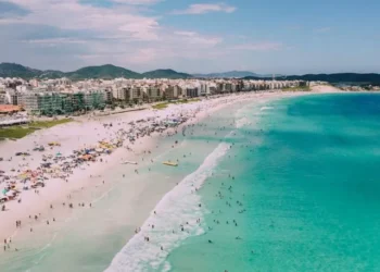 Praia com mar azul impressionante vira destino preferido de quem busca descansar - Imagem: Divulgação/Secretaria Municipal de Turismo de Cabo Frio