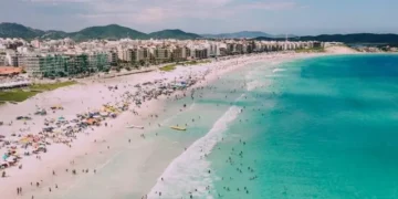 Praia com mar azul impressionante vira destino preferido de quem busca descansar - Imagem: Divulgação/Secretaria Municipal de Turismo de Cabo Frio