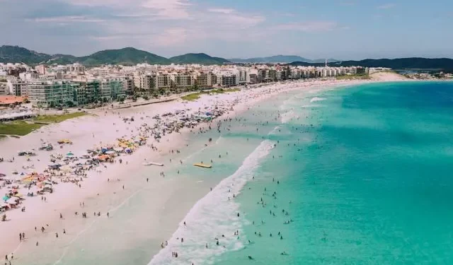Praia com mar azul impressionante vira destino preferido de quem busca descansar - Imagem: Divulgação/Secretaria Municipal de Turismo de Cabo Frio