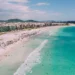 Praia com mar azul impressionante vira destino preferido de quem busca descansar - Imagem: Divulgação/Secretaria Municipal de Turismo de Cabo Frio