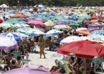 Praia brasileira tem espaço bloqueado por guarda-sóis de ambulantes - Imagem: Fernando Frazão/Agência Brasil