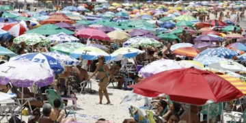 Praia brasileira tem espaço bloqueado por guarda-sóis de ambulantes - Imagem: Fernando Frazão/Agência Brasil
