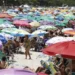 Praia brasileira tem espaço bloqueado por guarda-sóis de ambulantes - Imagem: Fernando Frazão/Agência Brasil