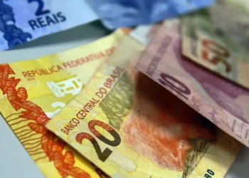 Qual vale mais a pena entre saque-aniversário ou rescisão? - Imagem:  Marcello Casal Jr/Agência Brasil