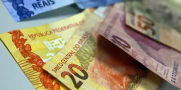 Qual vale mais a pena entre saque-aniversário ou rescisão? - Imagem:  Marcello Casal Jr/Agência Brasil