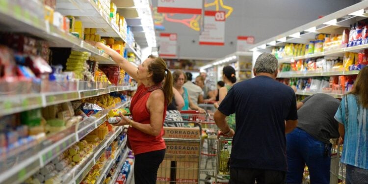 Supermercado gigantesco decide fechar aos domingos e ter escala 5x2 - Imagem: Tânia Rêgo/Agência Brasil