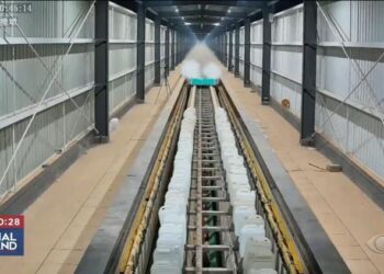 O trem mais rápido do mundo foi criado pela China e chega a 700 km/h em 2 segundos - Imagem: Reprodução/Band